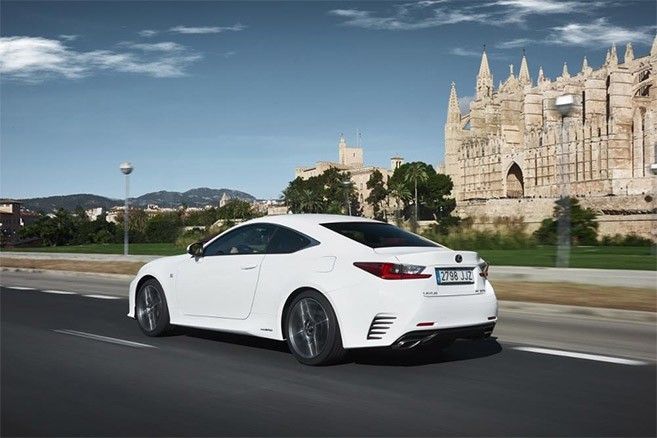 La silouhette du Lexus RC 300h