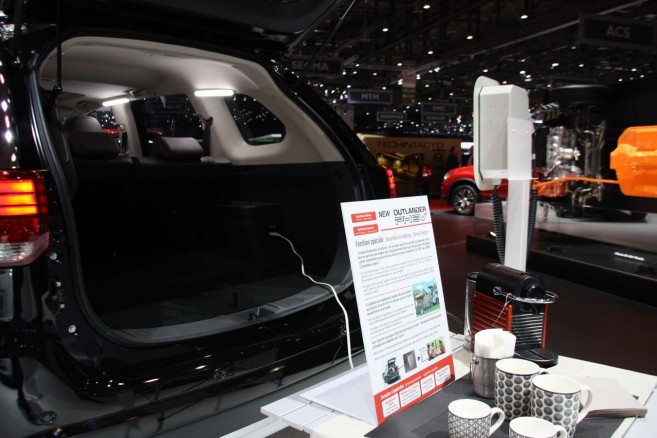 Mitusbishi Outlander PHEV : avec prise auxiliaire 220V