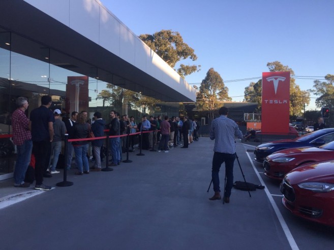 En Australie, une file d'attente se forme devant la concession Tesla