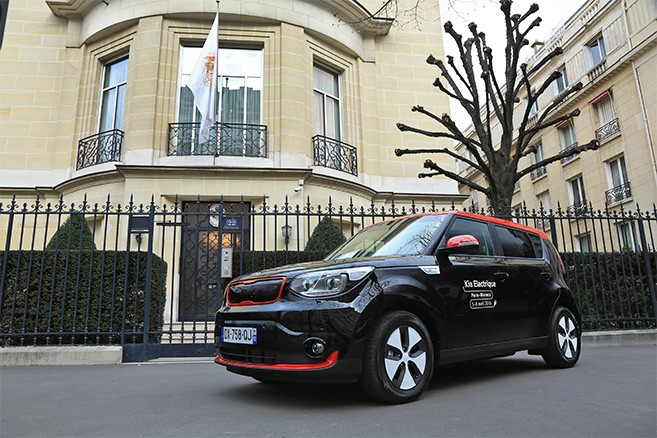 Le Kia Soul EV au départ de l'Ambassade de Monaco à Paris Le Kia Soul EV au départ de l'Ambassade de Monaco à Paris