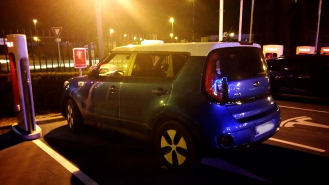Une Kia Soul EV occupant un superchargeur Tesla.