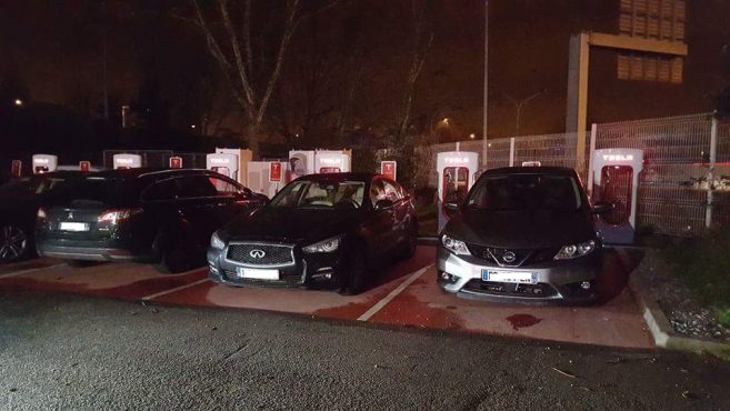 Des superchargeurs Tesla complétement saturés par des voitures thermiques