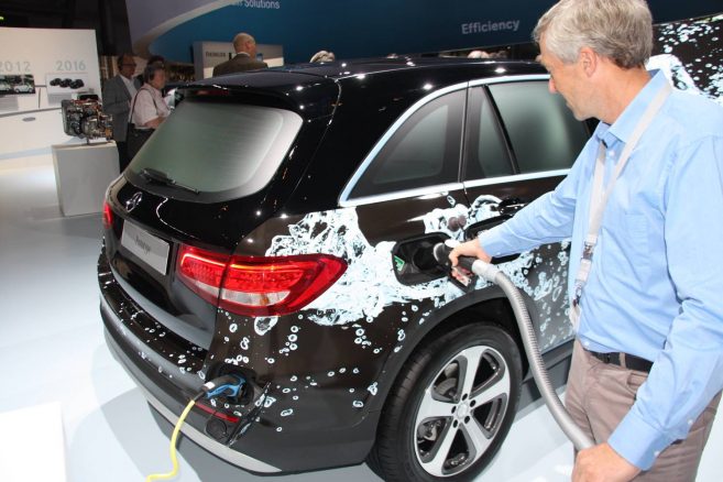 Pompe à hydrogène ou prise électrique : deux moyens de ravitailler la Mercedes GLC F-Cell.