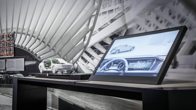 Mercedes S 500 e - Système de guidage du dispositif de charge par induction
