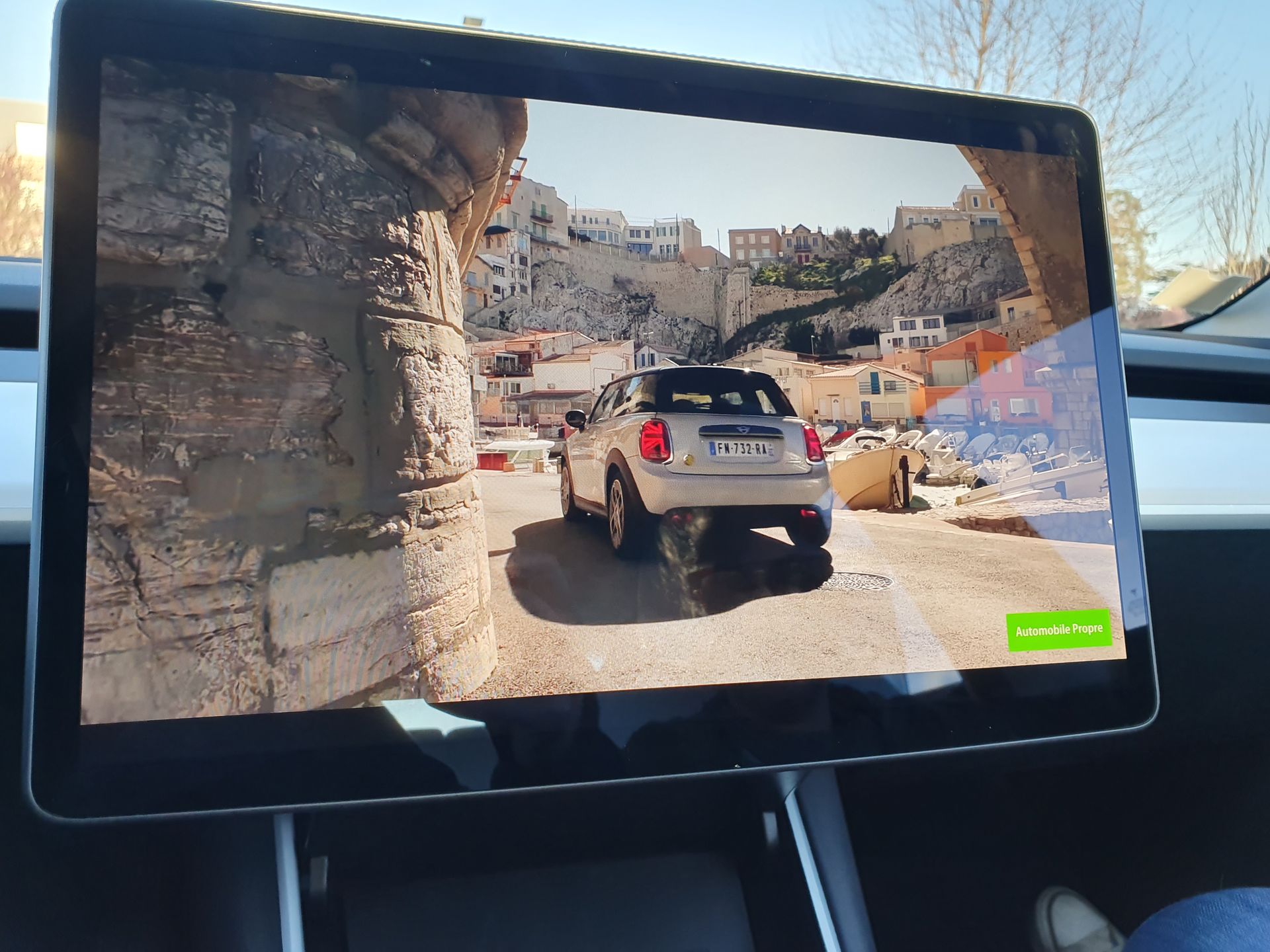 Tesla Model 3 écran youtube
