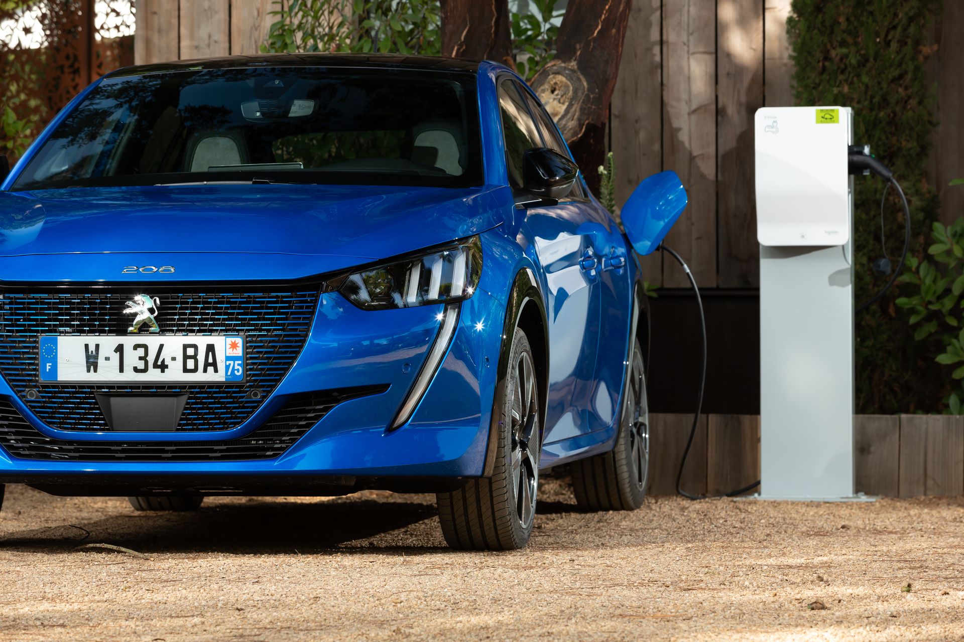 Une Peugeot 208 électrique en charge