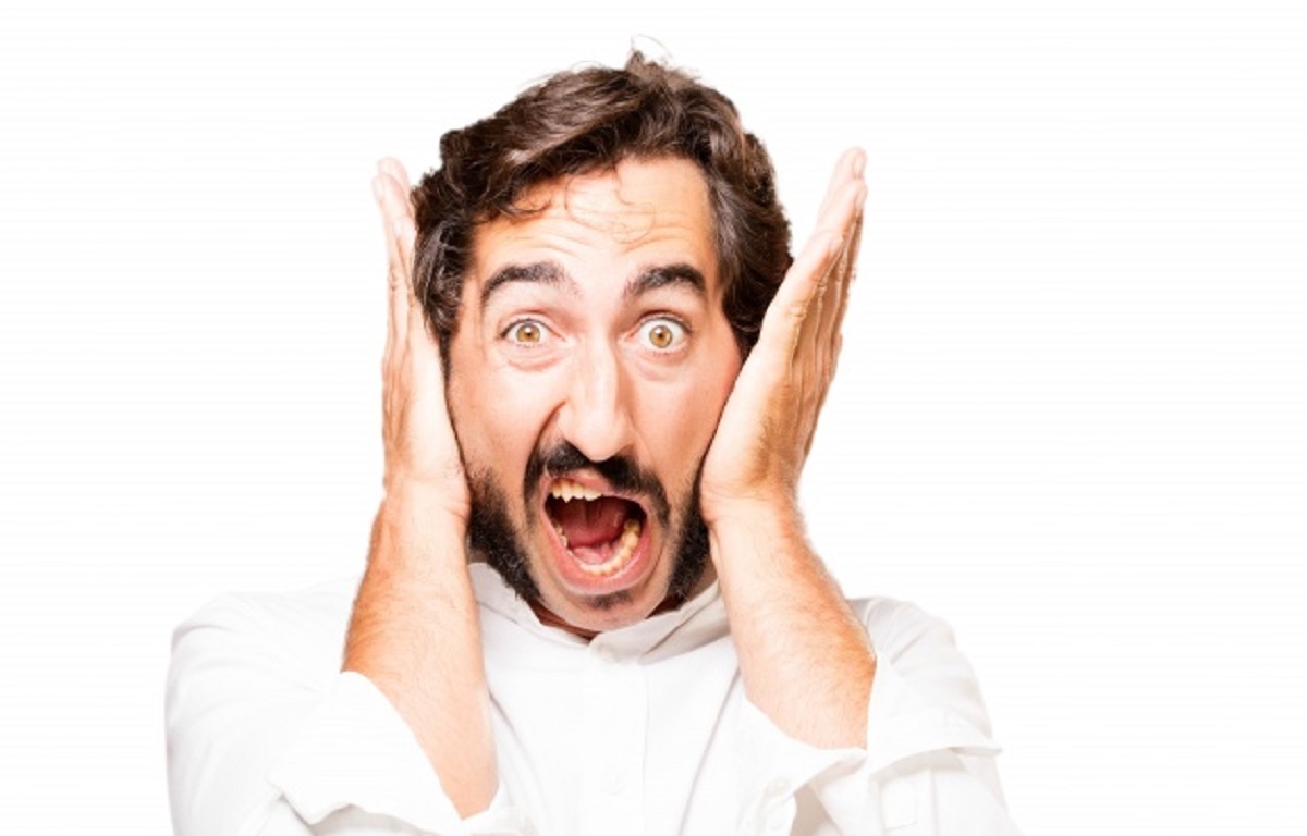 Homme couvrant ses oreilles avec ses mains