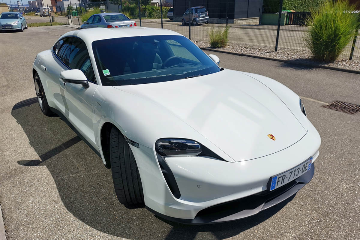 Une Porsche Taycan blanche volée