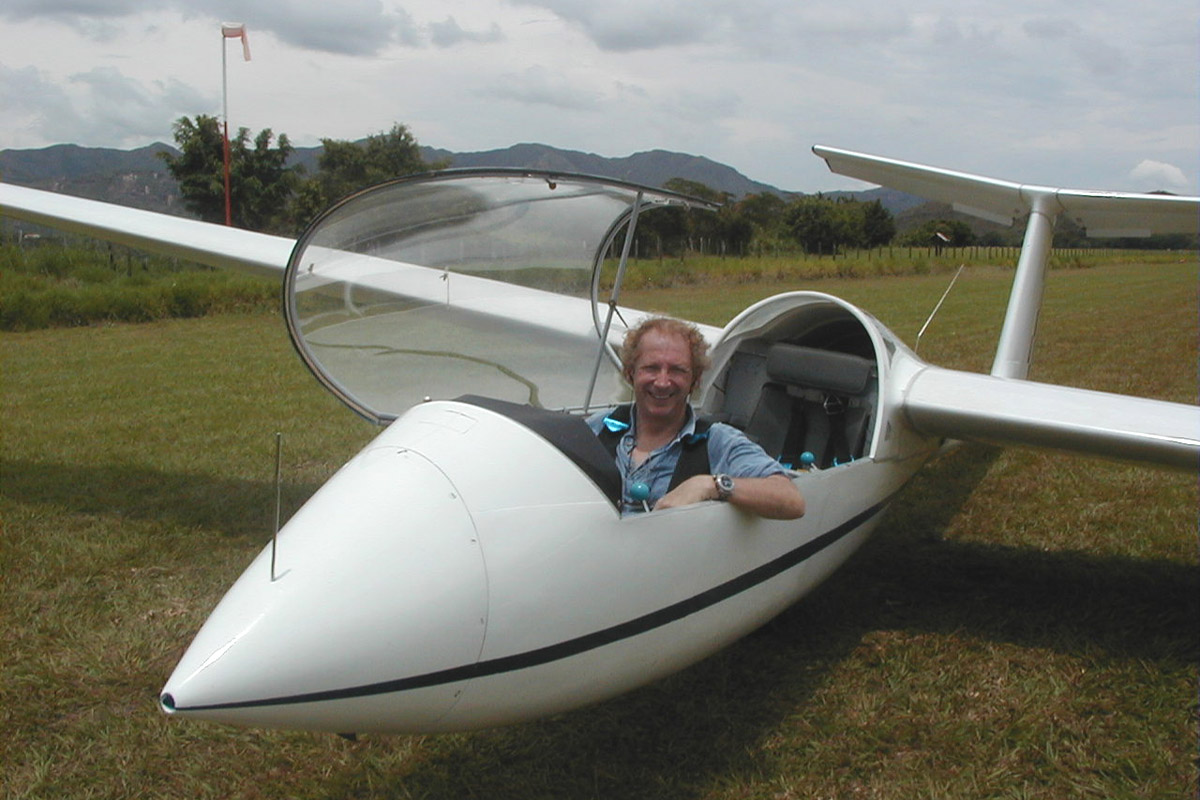 Gérard Feldzer dans un planeur