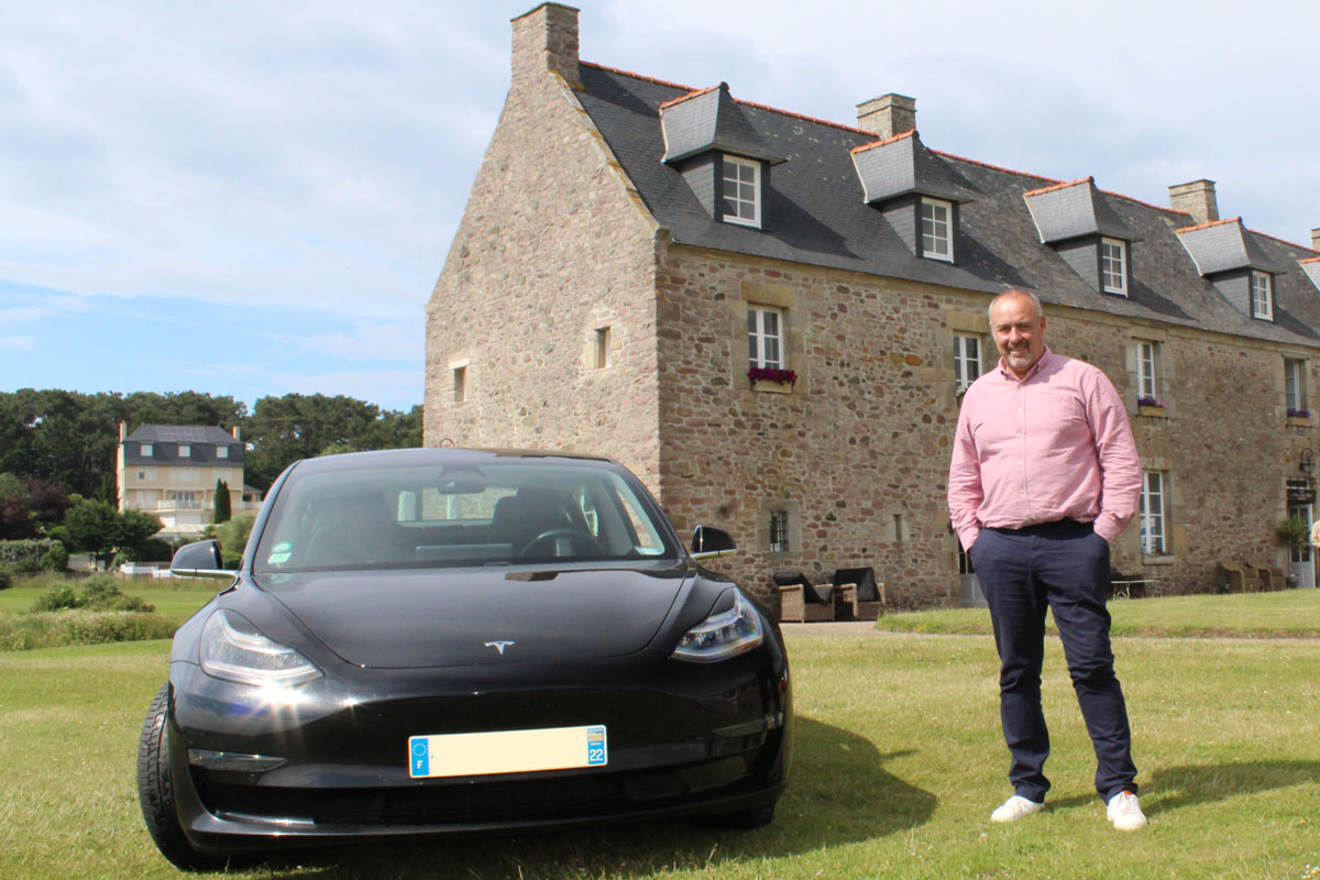 Jérôme Fournel et sa Tesla Model 3