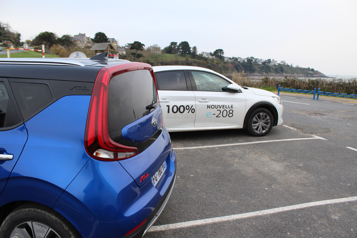 Peugeot e-208 et Kia e-Soul