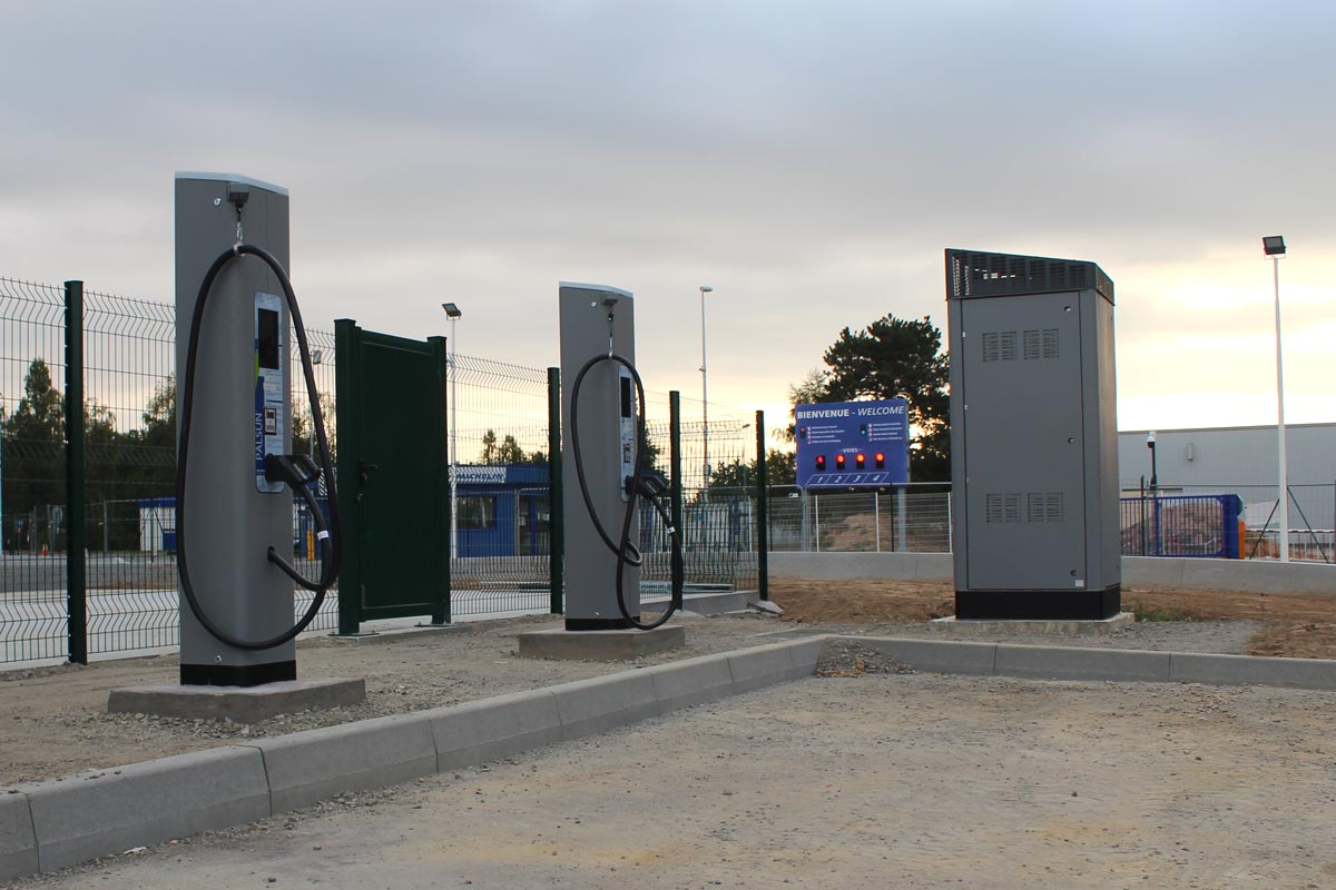 Chargeurs 150 kW à la station multi-énergies vertes de La Roche-sur-Yon