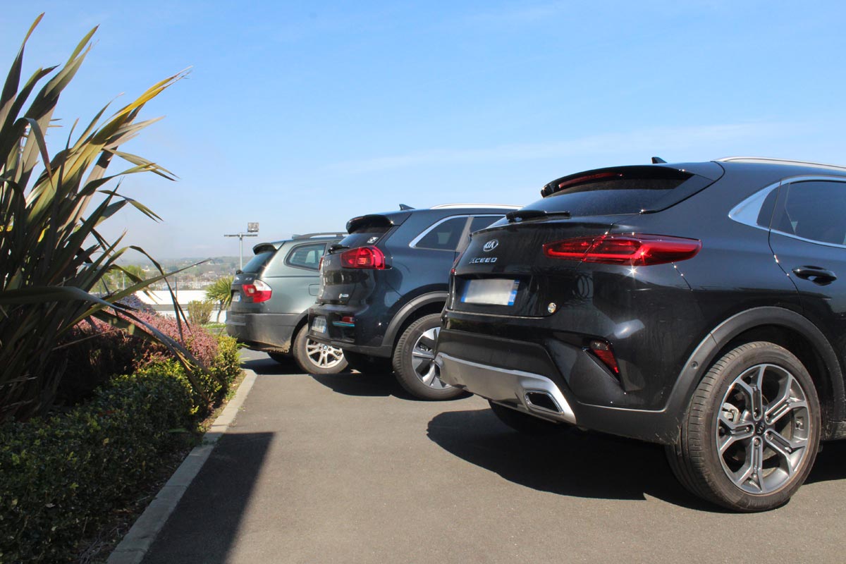 De G. à D. : BMW X3, Kia e-Niro et Kia XCeed PHEV