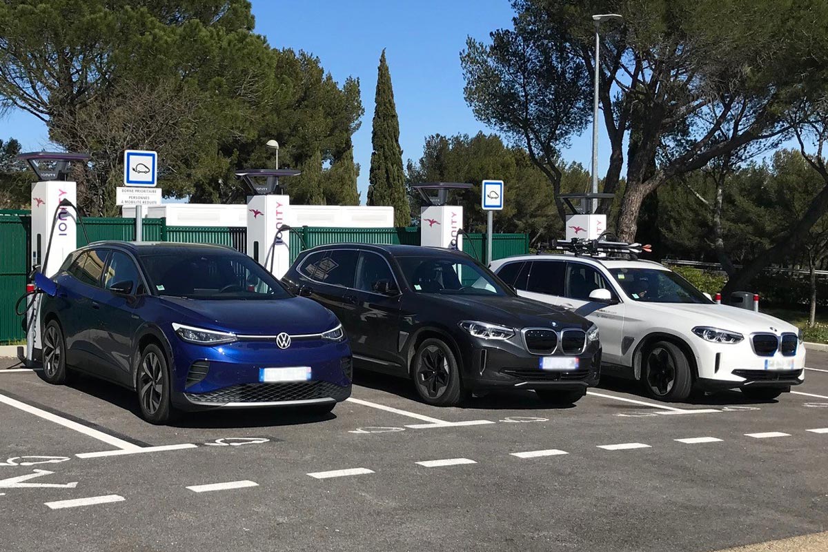 Recharge à l’aire de Tavel Sud (A9) avec un BMW iX3 (ski sur le toit)
