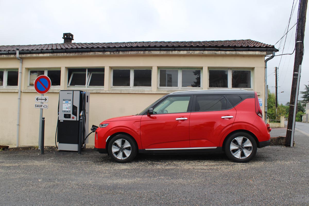Kia e-Soul en recharge sur le réseau MobiVE
